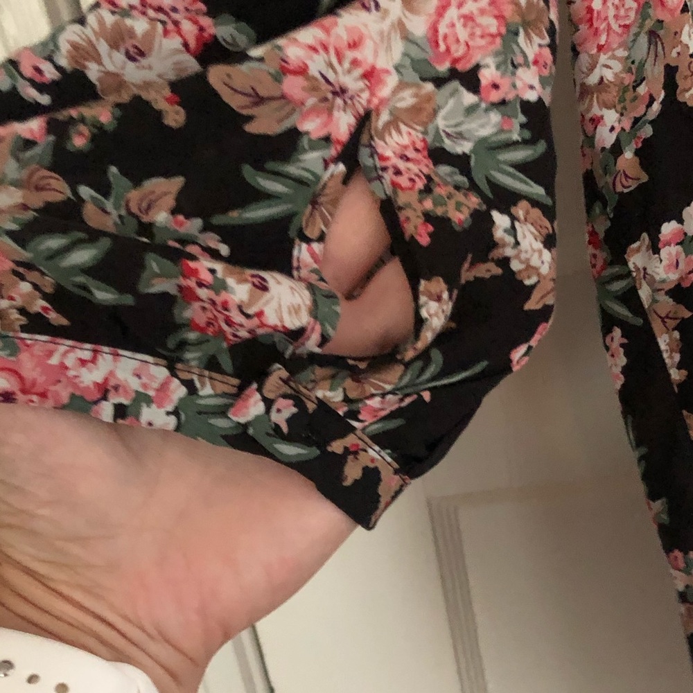 Lucy & Laurel 3/4 Sleeve V-Neck Floral Blouse - Picture 3 of 5